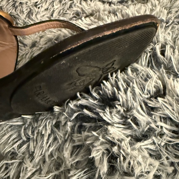 Gucci Black Leather Sandals with Gold Emblem - Picture 11 of 16